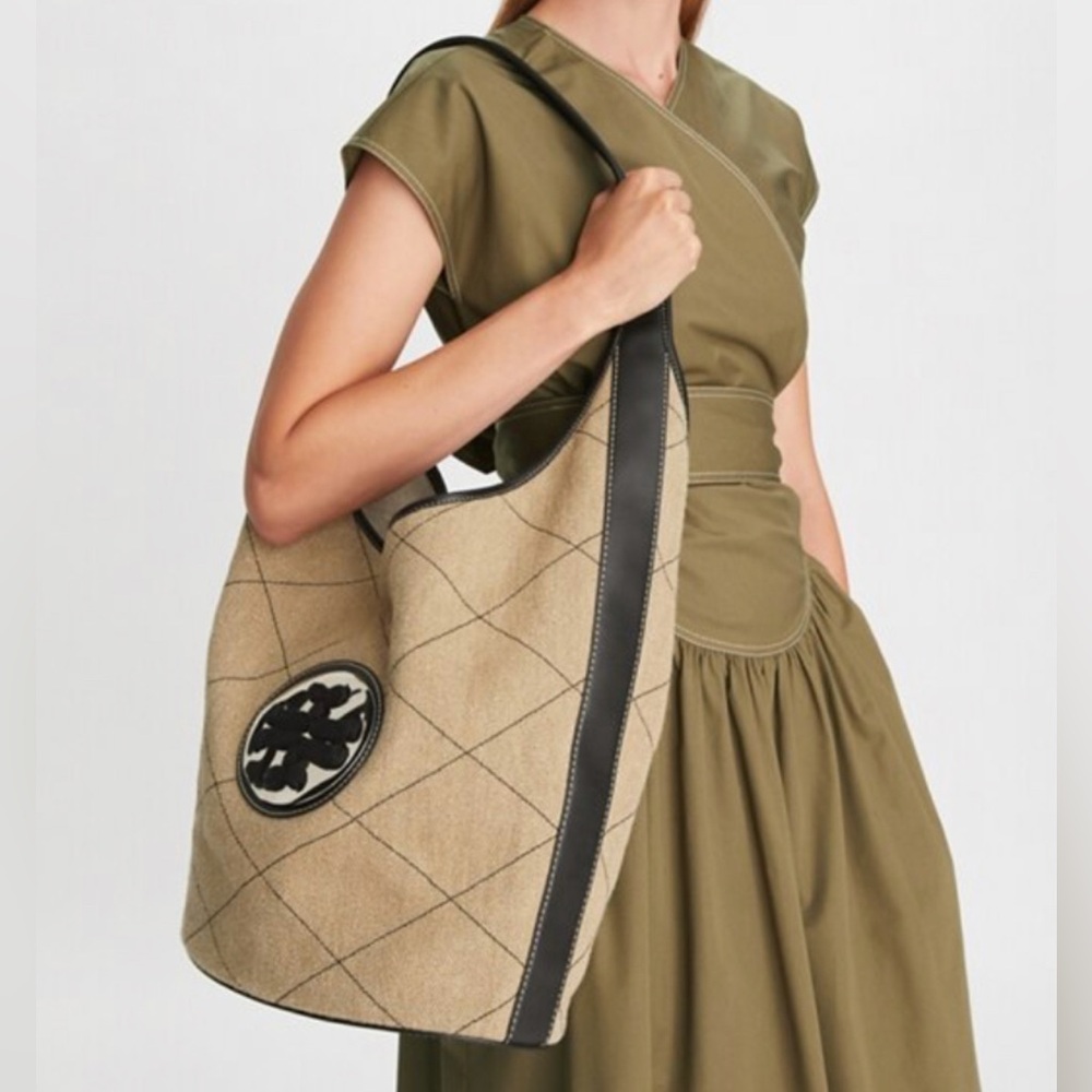 Tory Burch Quilted Linen Woven Double T Oversized bag in Natural /Black